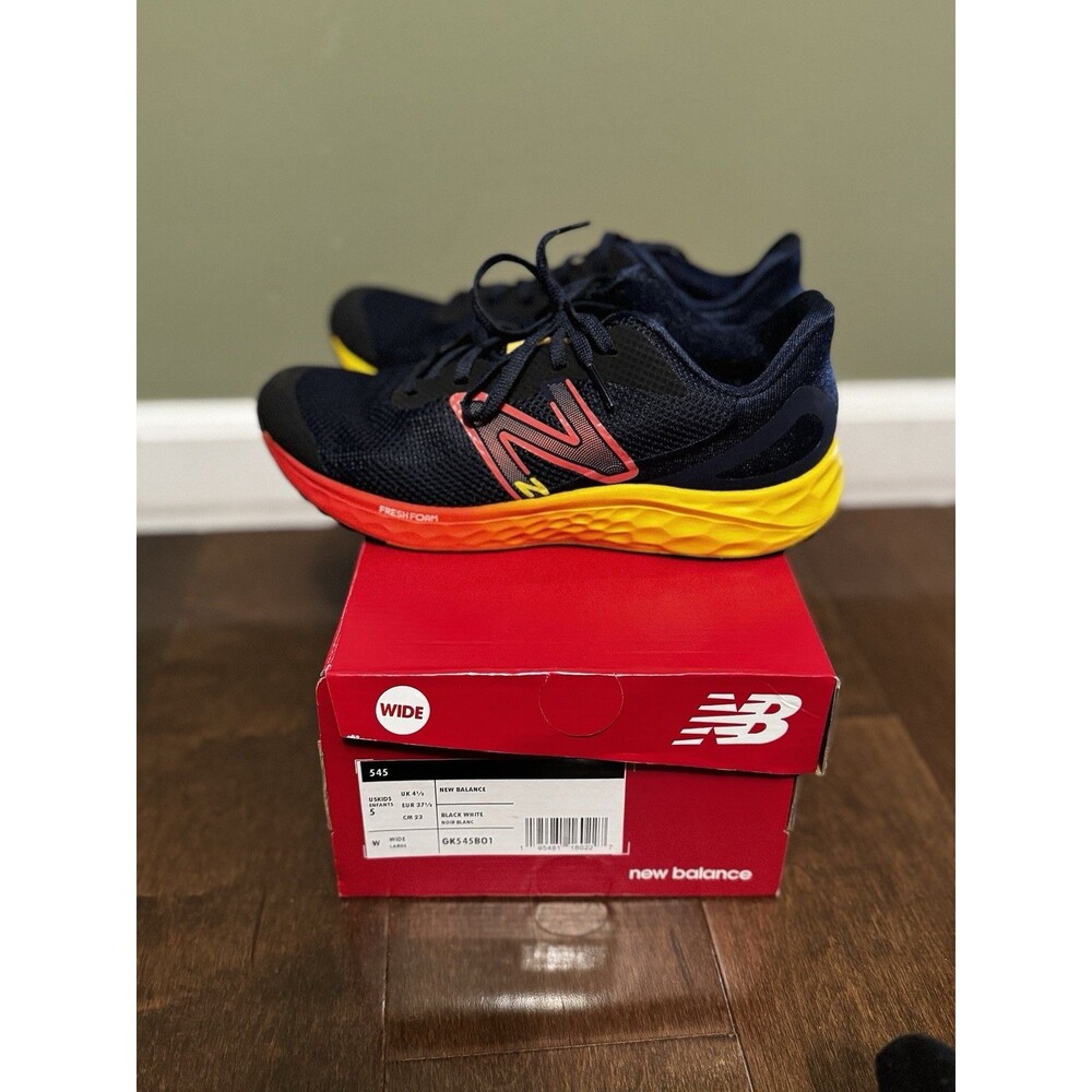 New balance BIG KID 5.5Y Or 7W - NEW